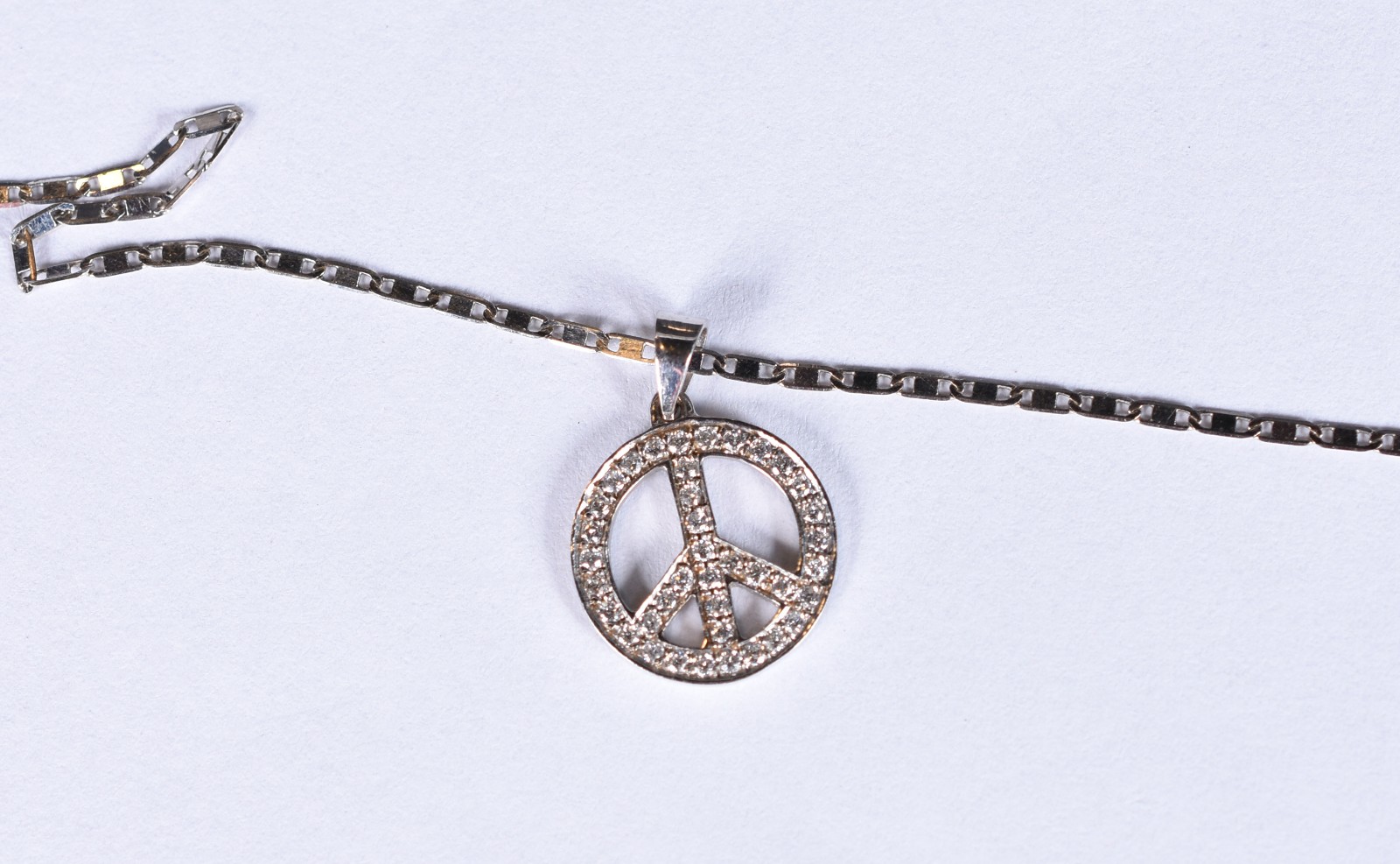 Colar de ouro branco, pingente com pequenos brilhantes (Por motivos... - foto 1 de 4