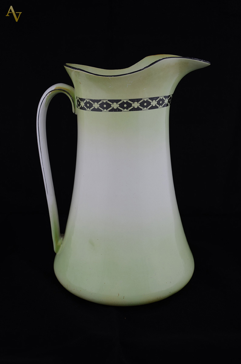 Jarra em porcelana inglesa decorado com cena galante. Alt. 33 cm - foto 2 de 2
