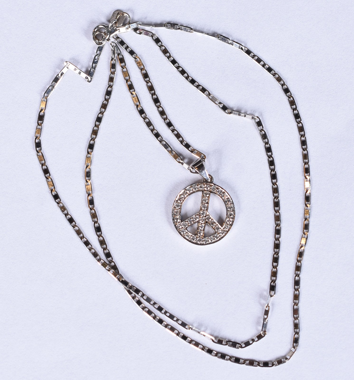 Colar de ouro branco, pingente com pequenos brilhantes (Por motivos... - foto 2 de 4