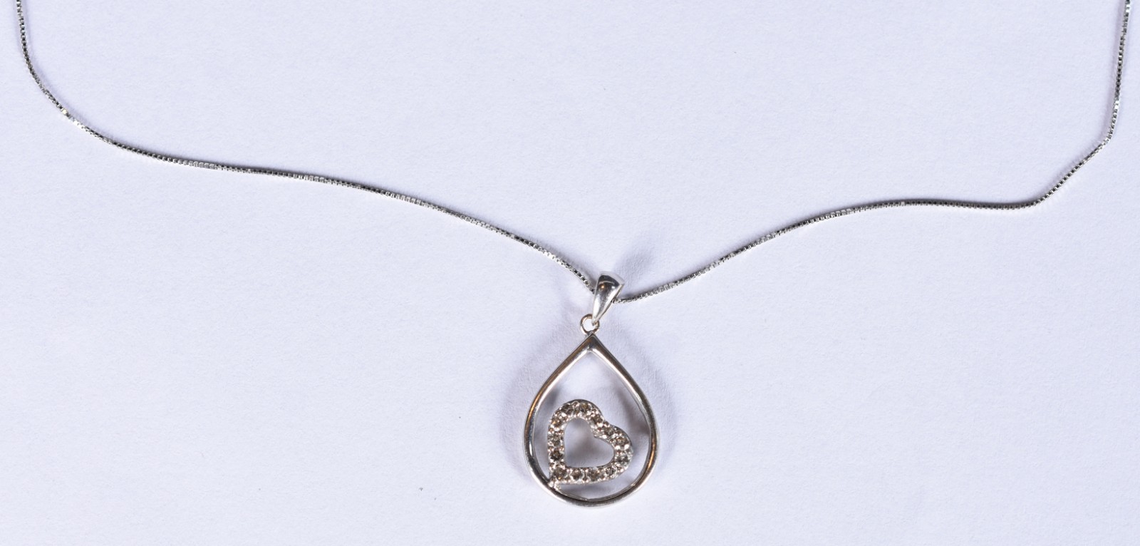 Colar de ouro branco com pingente feitio coração com 16 brilhantes... - foto 1 de 6