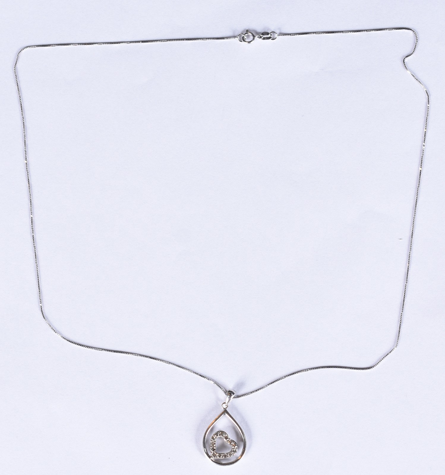 Colar de ouro branco com pingente feitio coração com 16 brilhantes... - foto 2 de 6