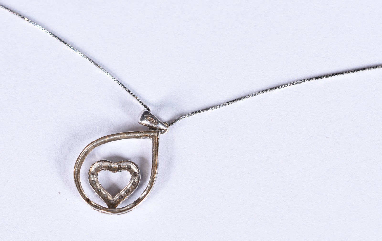 Colar de ouro branco com pingente feitio coração com 16 brilhantes... - foto 4 de 6