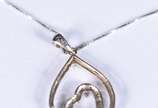 Colar de ouro branco com pingente feitio coraçã... - Colar de ouro branco com pingente feitio coração com 16 brilhantes  (Por motivos de segurança a peça não se encontra na loja)