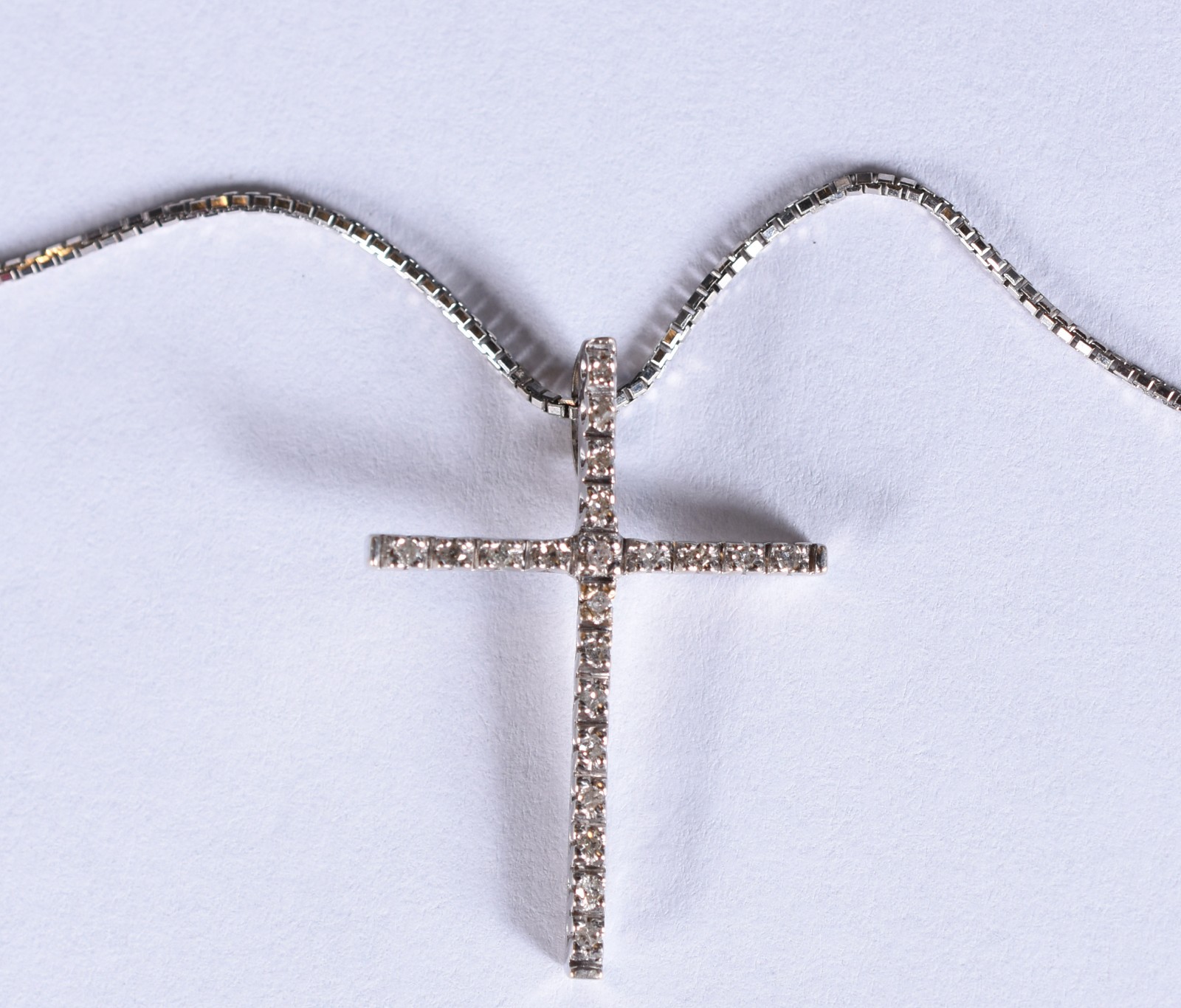 Colar de ouro branco, contraste 750, crucifixo com 25 brilhantes (Por... - foto 1 de 4