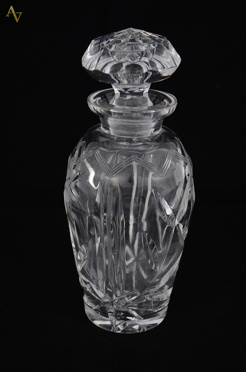 Garrafa de cristal lapidada e decoração floral. Altura: 24 cm