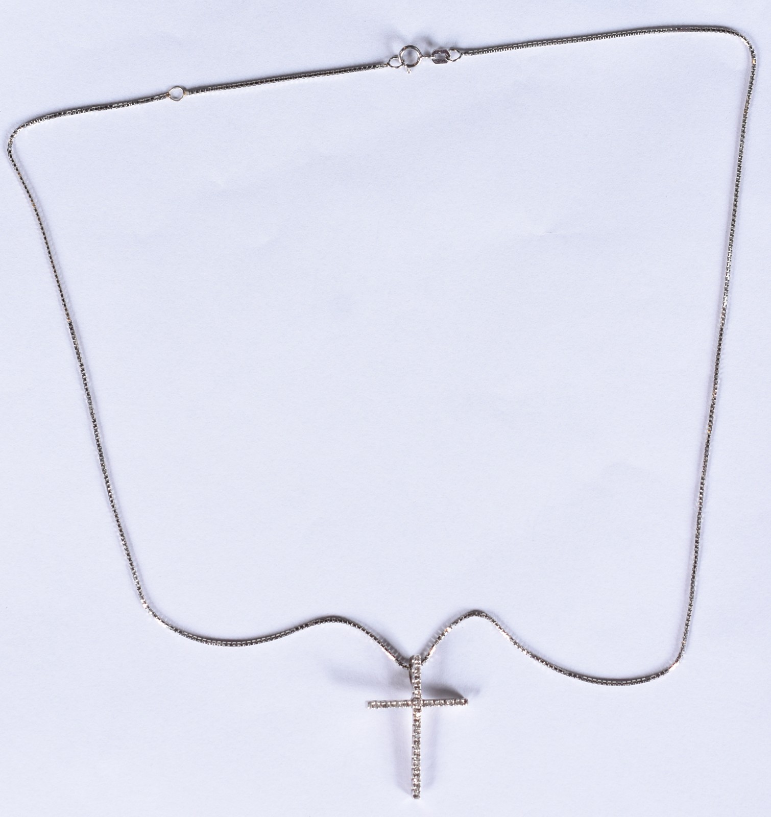 Colar de ouro branco, contraste 750, crucifixo com 25 brilhantes (Por... - foto 2 de 4