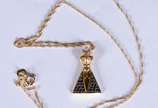 Lisht (1997),  - Colar de ouro 18k, contraste 750, pingente com Nossa Senhora aparecida com safiras azuis e brilhantes  (Por motivos de segurança a peça não se encontr