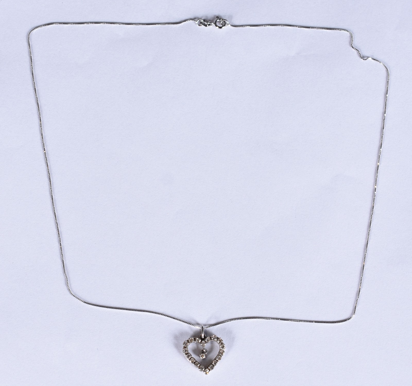 Colar de ouro branco e pingente feitio coração cravejado de... - foto 2 de 5