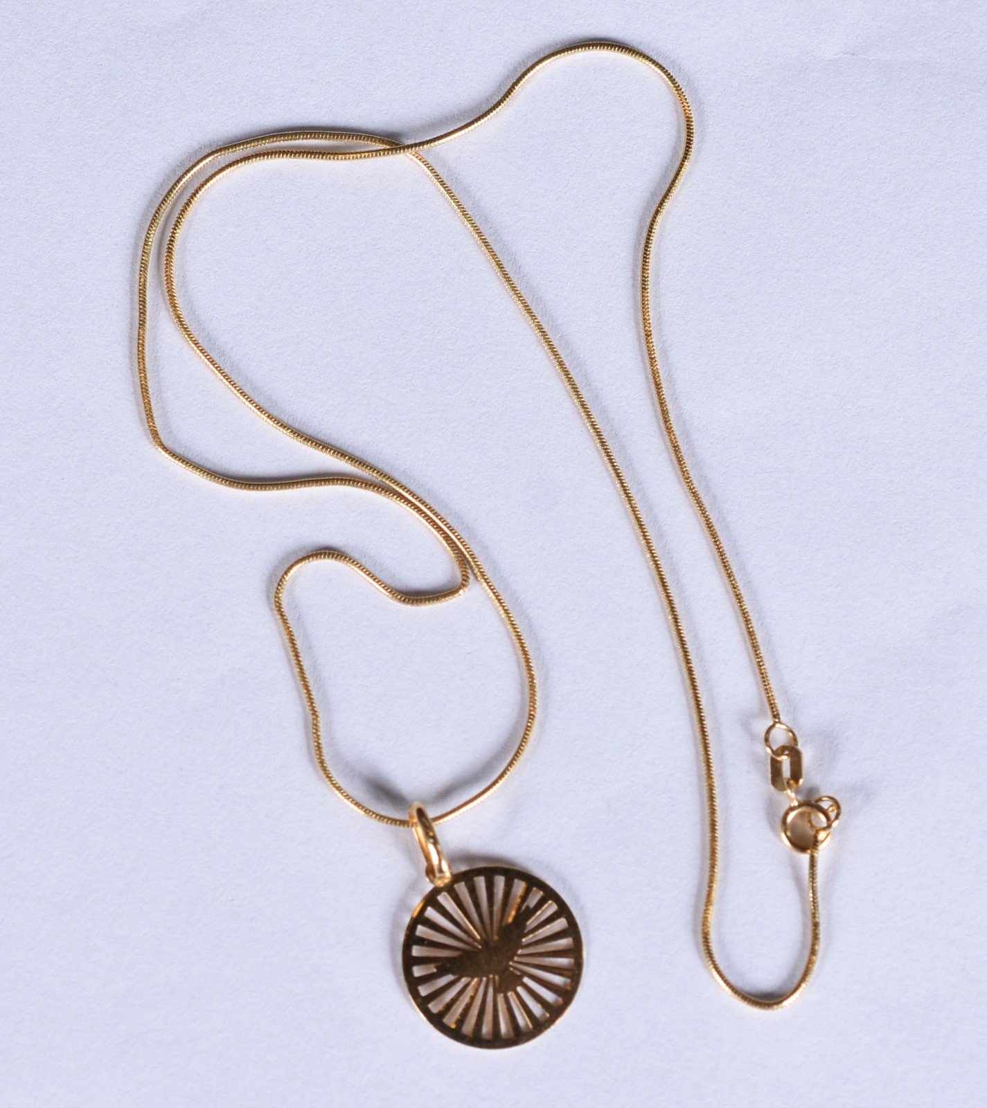Colar de ouro 18 k, contraste 750 com pingente feitio pomba (Por... - foto 3 de 5