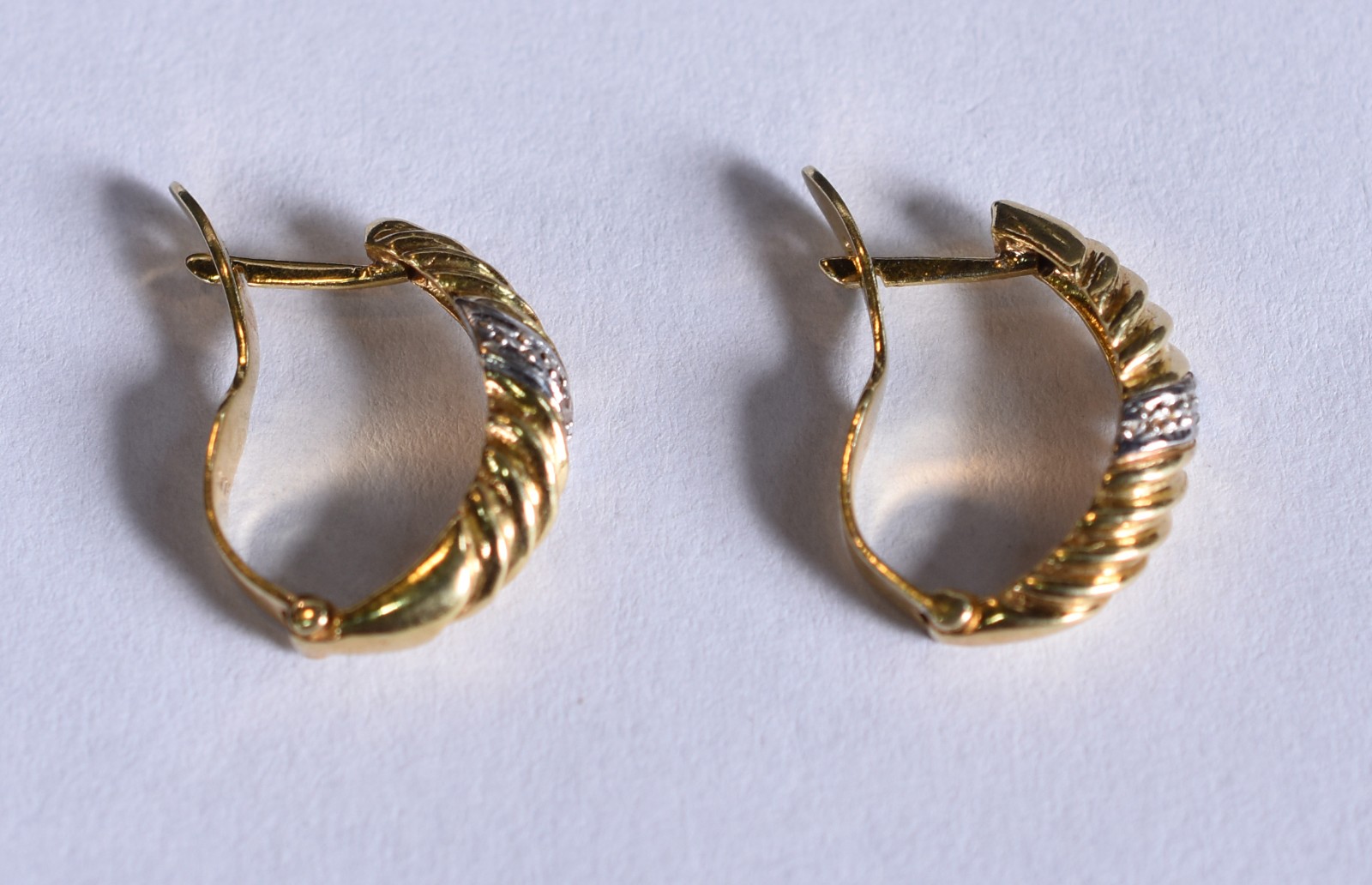 Par de brincos feitio argola de ouro 18 k com 2 brilhantes (Por... - foto 2 de 4