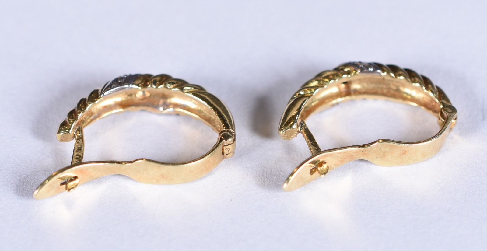 Par de brincos feitio argola de ouro 18 k com 2 brilhantes (Por... - foto 3 de 4