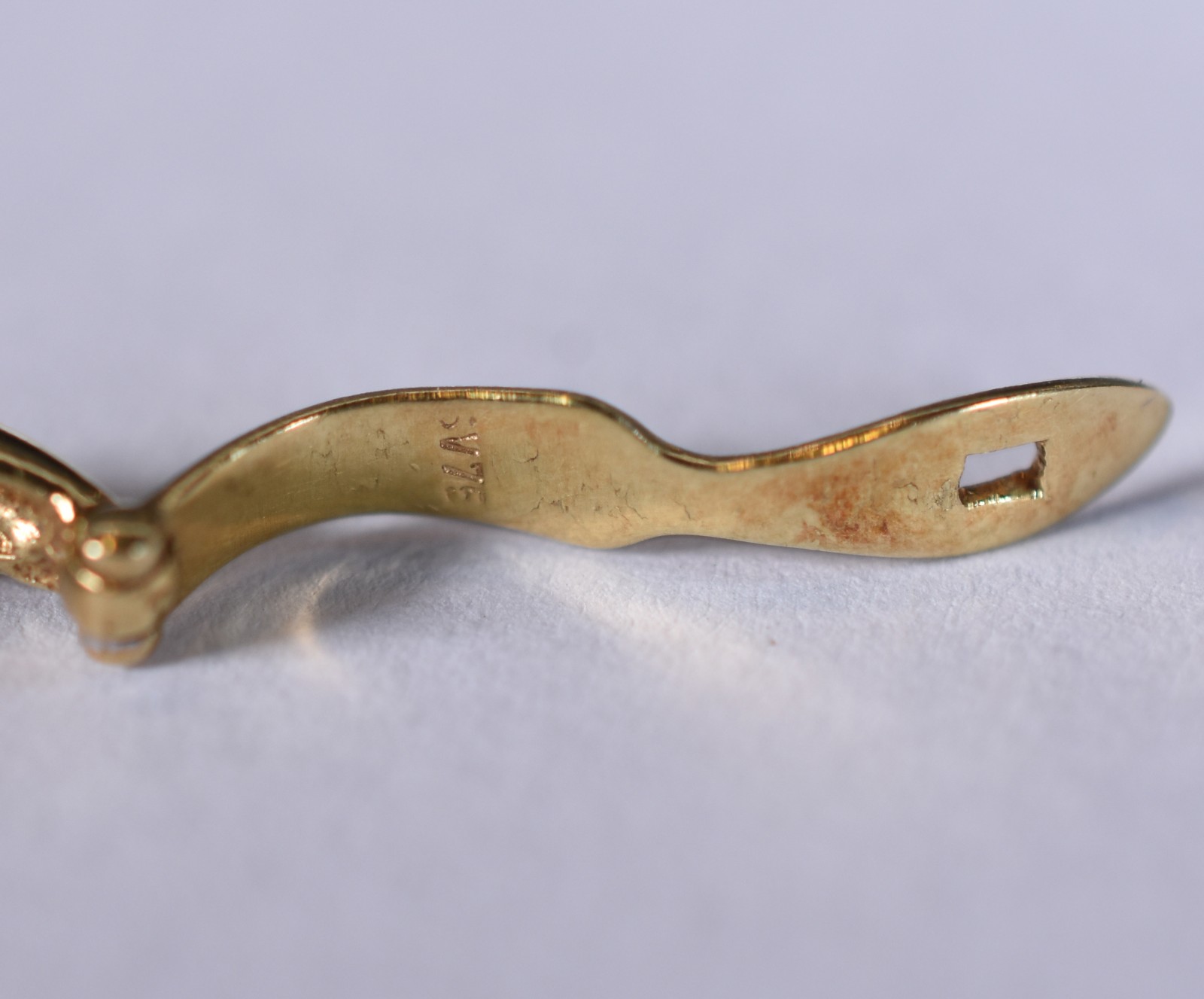 Par de brincos feitio argola de ouro 18 k com 2 brilhantes (Por... - foto 4 de 4