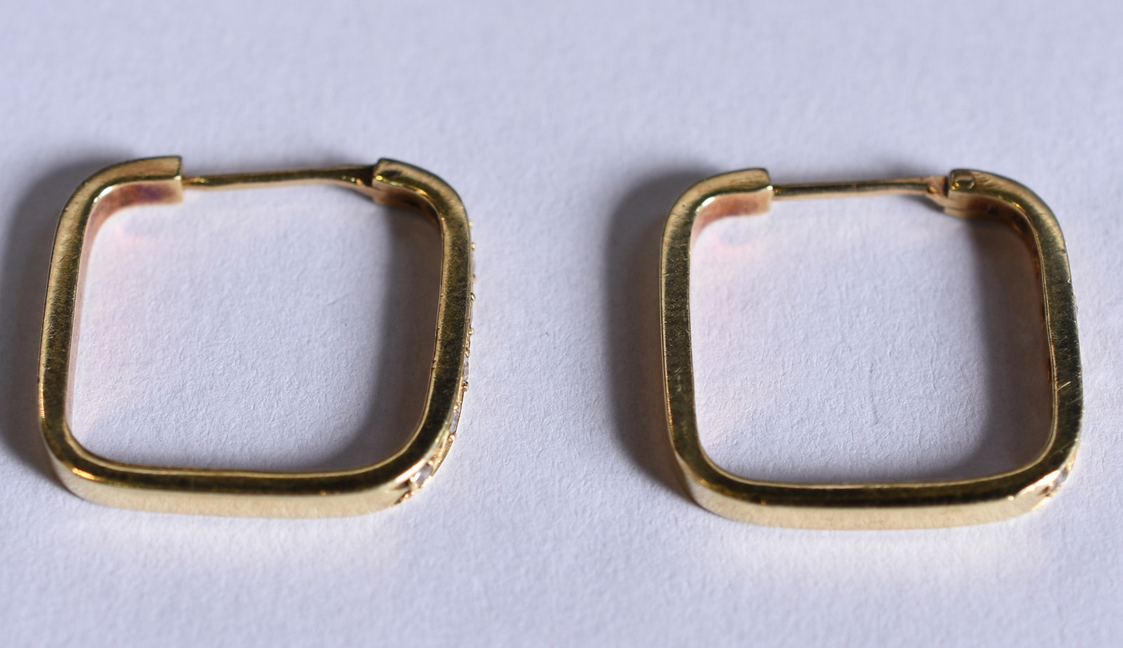 Par de brincos de ouro 18 k, contraste 750 com 12 brilhantes (Por... - foto 2 de 3