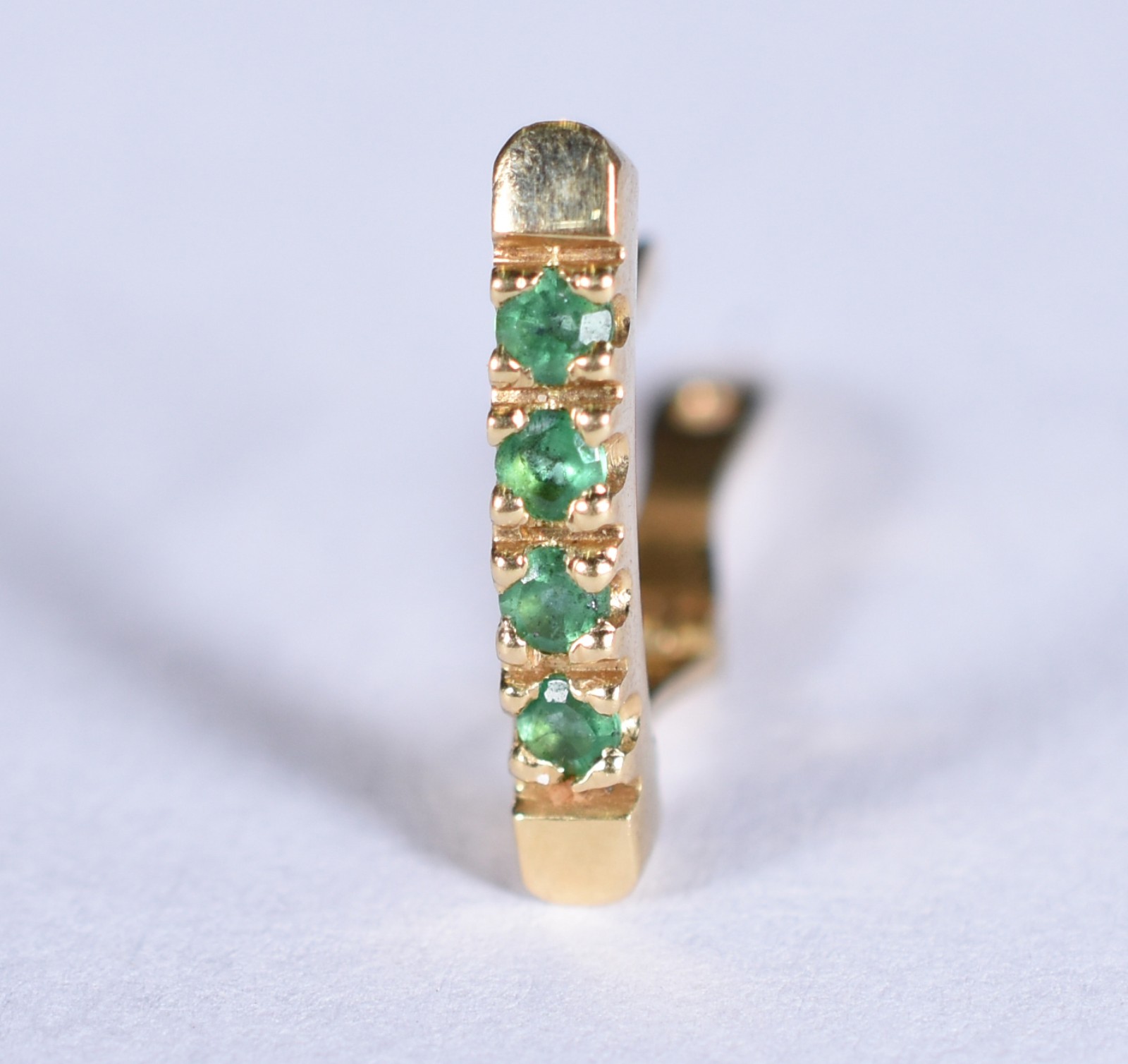 Um brinco de ouro 18k com esmeralda (Por motivos de segurança a peça... - foto 1 de 3