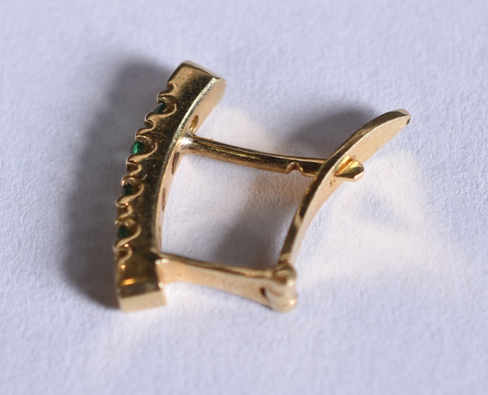 Um brinco de ouro 18k com esmeralda (Por motivos de segurança a peça... - foto 2 de 3