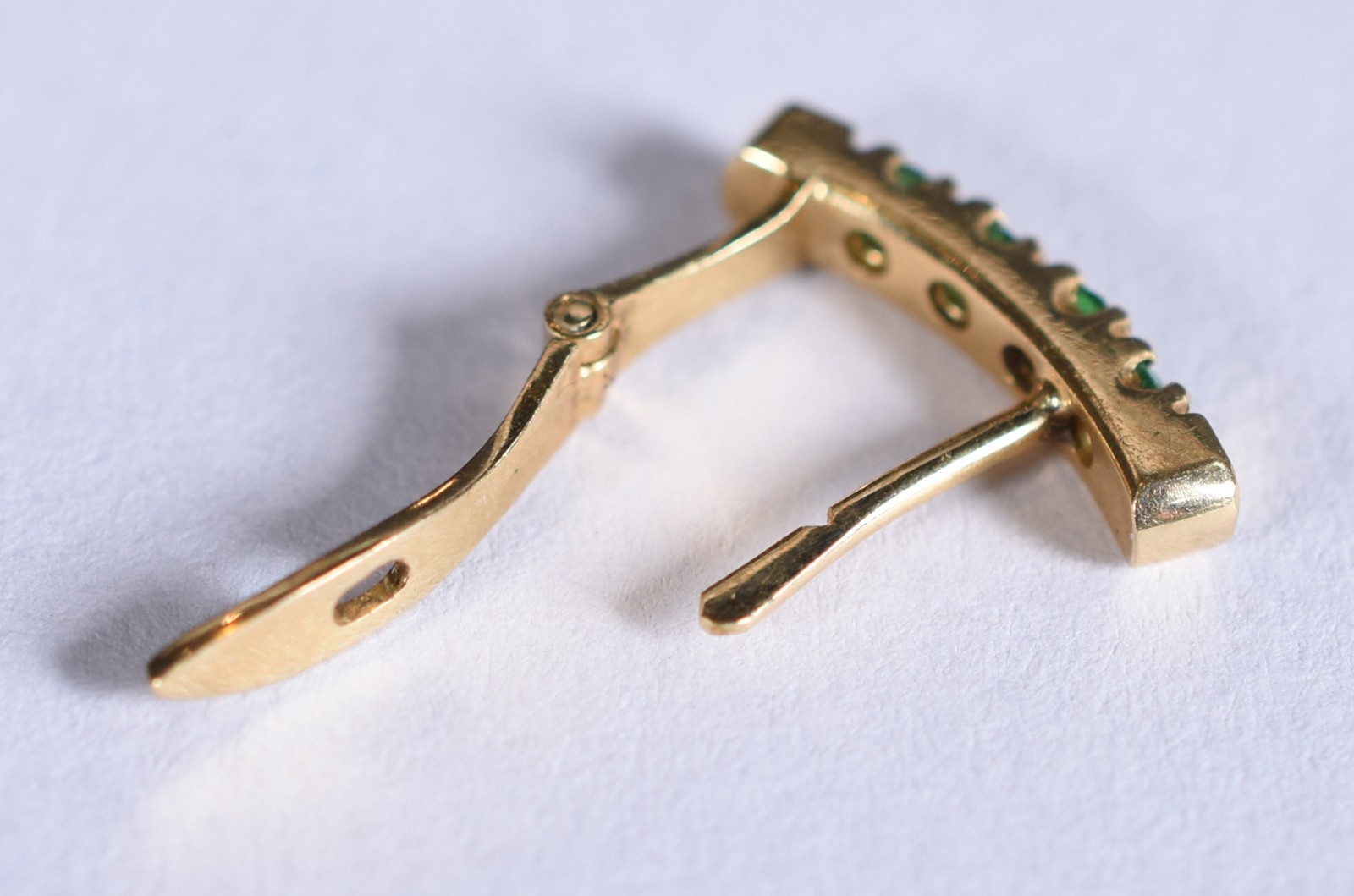 Um brinco de ouro 18k com esmeralda (Por motivos de segurança a peça... - foto 3 de 3