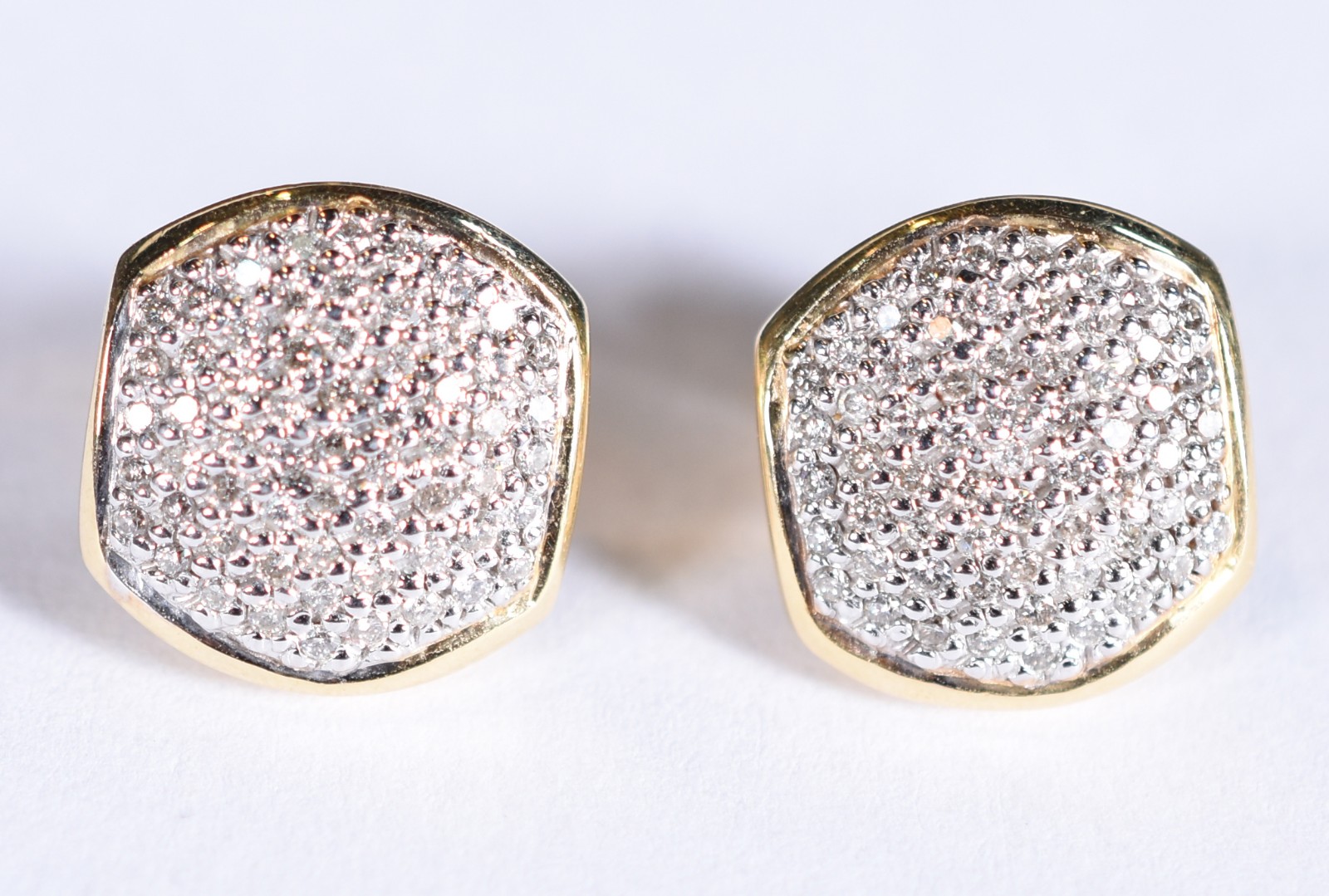Par de brincos de ouro 18k e ouro branco cravejado de brilhantes (Por... - foto 1 de 3