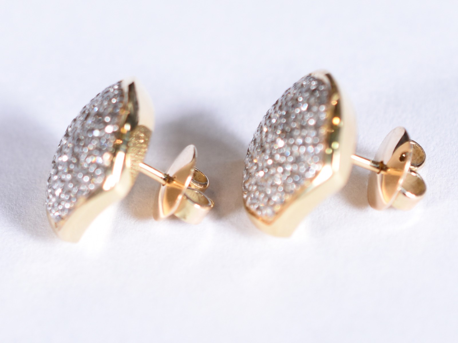Par de brincos de ouro 18k e ouro branco cravejado de brilhantes (Por... - foto 2 de 3
