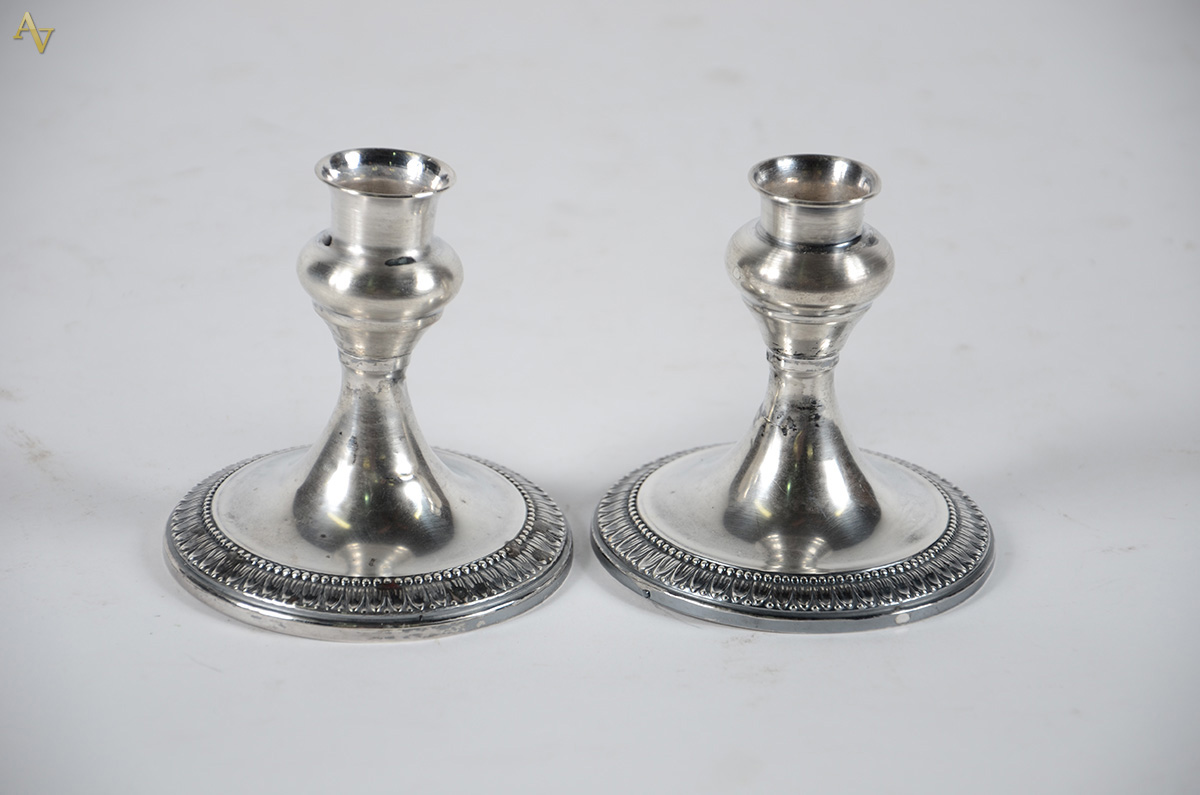 Par de pequenos castiçais em prata Camusso. Altura 9 cm