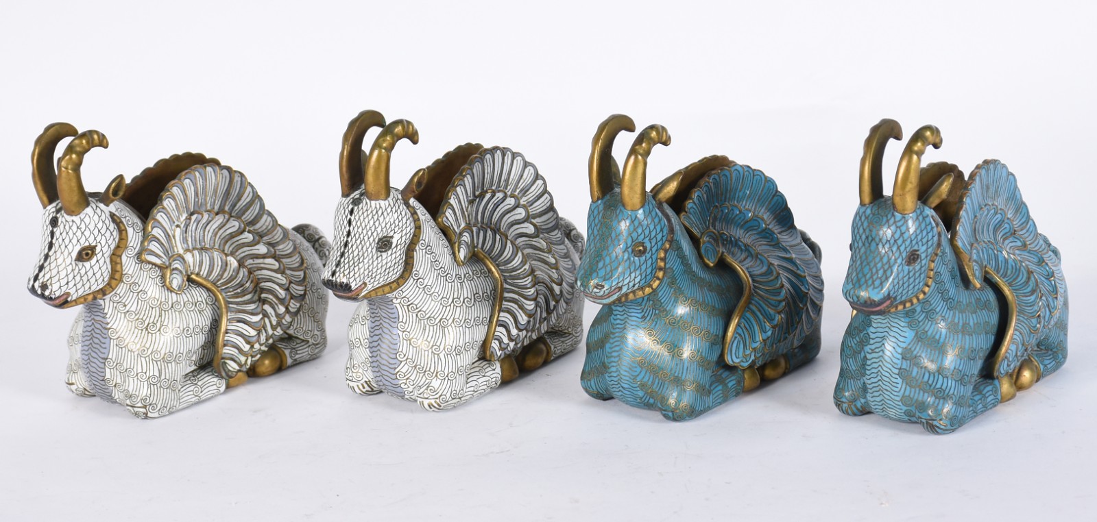 Quatro estatuetas de cloisonné policromada representando carneiros. - foto 1 de 5