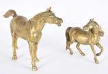Duas esculturas de bronze representando cavalos. - Duas esculturas de bronze representando cavalos.