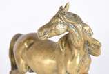 Duas esculturas de bronze representando cavalos. - Duas esculturas de bronze representando cavalos.