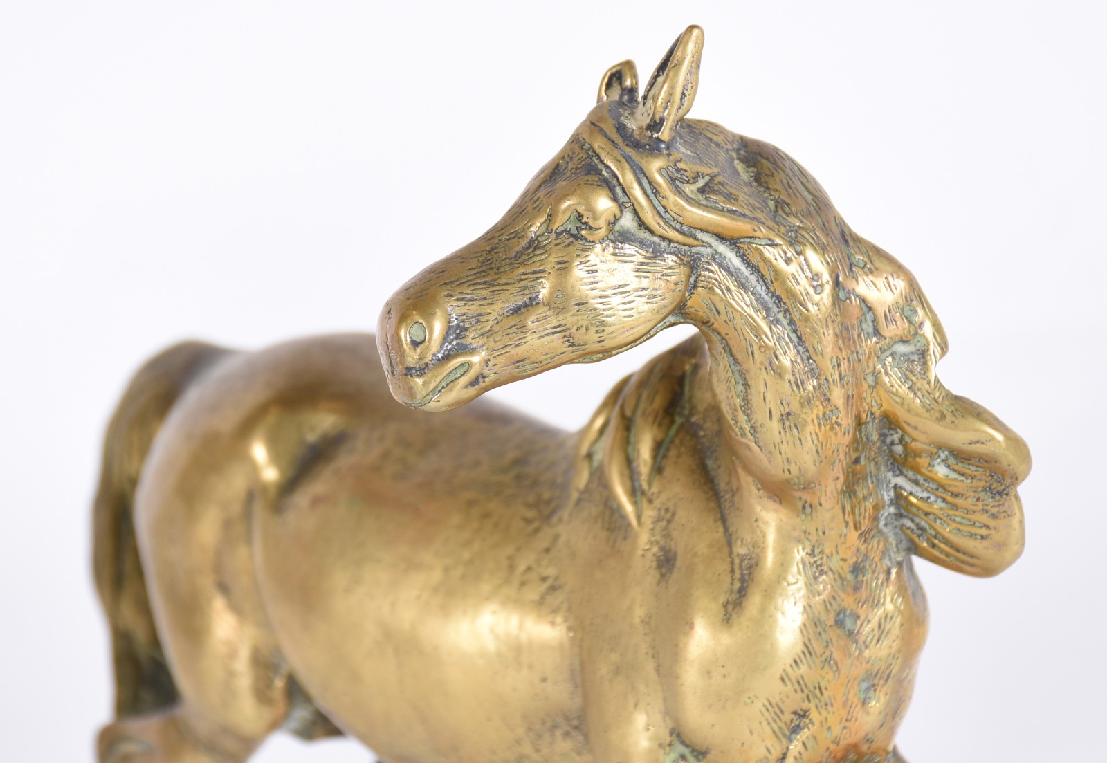 Duas esculturas de bronze representando cavalos. - foto 2 de 5
