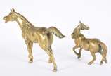 Duas esculturas de bronze representando cavalos. - Duas esculturas de bronze representando cavalos.