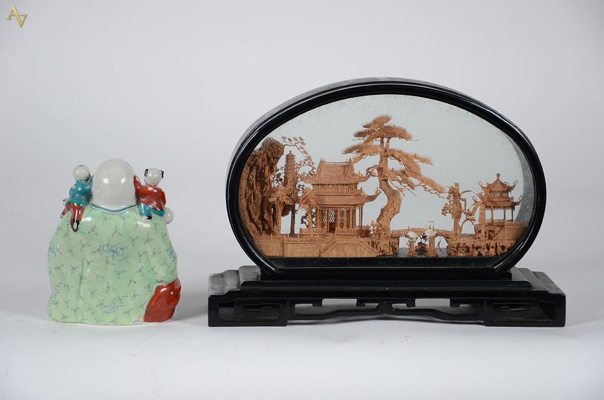 Duas peças decorativas orientais, sendo miniatura de cidade em... - foto 2 de 2