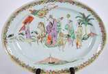 Travessa de porcelana oriental decorado com fig... - Travessa de porcelana oriental decorado com figura a cavalo e outros personagens em policromia, borda com restauro.