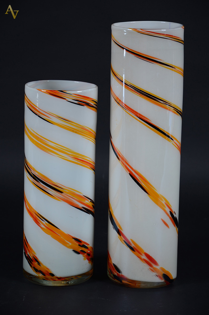 Dois vasos de vidro cilíndricos, brancos com detalhes em laranja e...