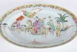Travessa de porcelana oriental decorado com fig... - Travessa de porcelana oriental decorado com figura a cavalo e outros personagens em policromia, borda com restauro.