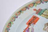 Travessa de porcelana oriental decorado com fig... - Travessa de porcelana oriental decorado com figura a cavalo e outros personagens em policromia, borda com restauro.
