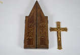 Lote com duas peças, sendo: Cristo na cruz em b... - Lote com duas peças, sendo: Cristo na cruz em bronze (alt. 24 cm) e oratório de viagem em madeira nobre e entalhada (Altura: 44 cm)