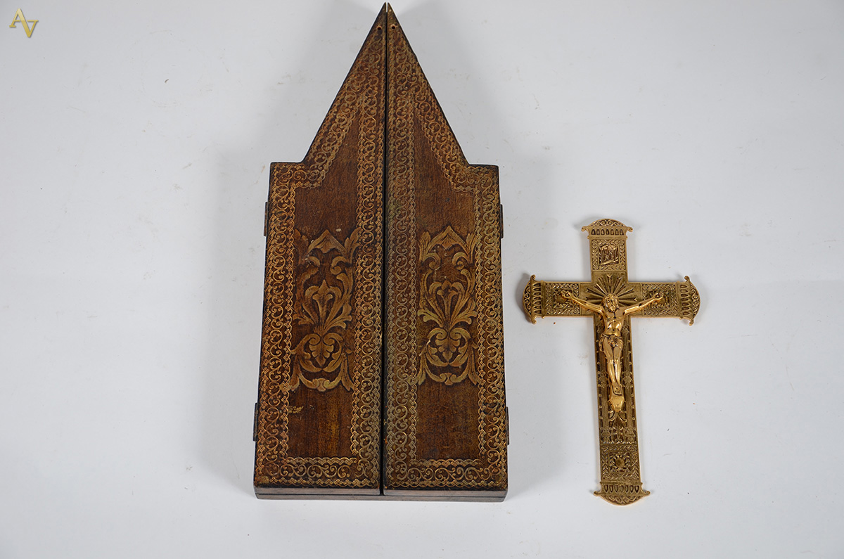Lote com duas peças, sendo: Cristo na cruz em bronze (alt. 24 cm) e... - foto 1 de 3