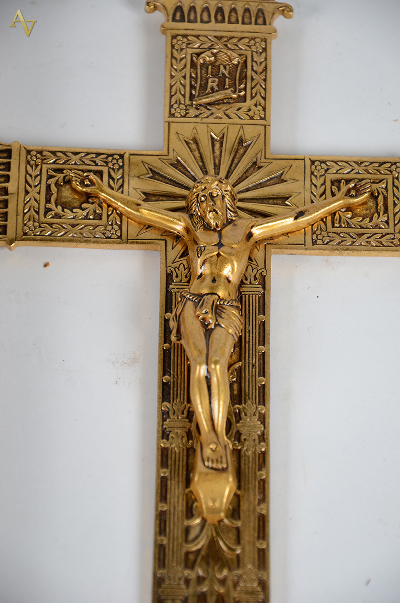 Lote com duas peças, sendo: Cristo na cruz em bronze (alt. 24 cm) e... - foto 2 de 3