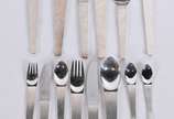 Faqueiro de metal prateado Wolff composto de: <... - Faqueiro de metal prateado Wolff composto de: <br>5 colheres, 6 garfos, 4 facas grandes, 6 colheres, 6 garfos, 6 facas de sobremesa, 4 colheres ...