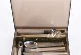 Faqueiro de metal prateado Wolff composto de: <... - Faqueiro de metal prateado Wolff composto de: <br>5 colheres, 6 garfos, 4 facas grandes, 6 colheres, 6 garfos, 6 facas de sobremesa, 4 colheres ...