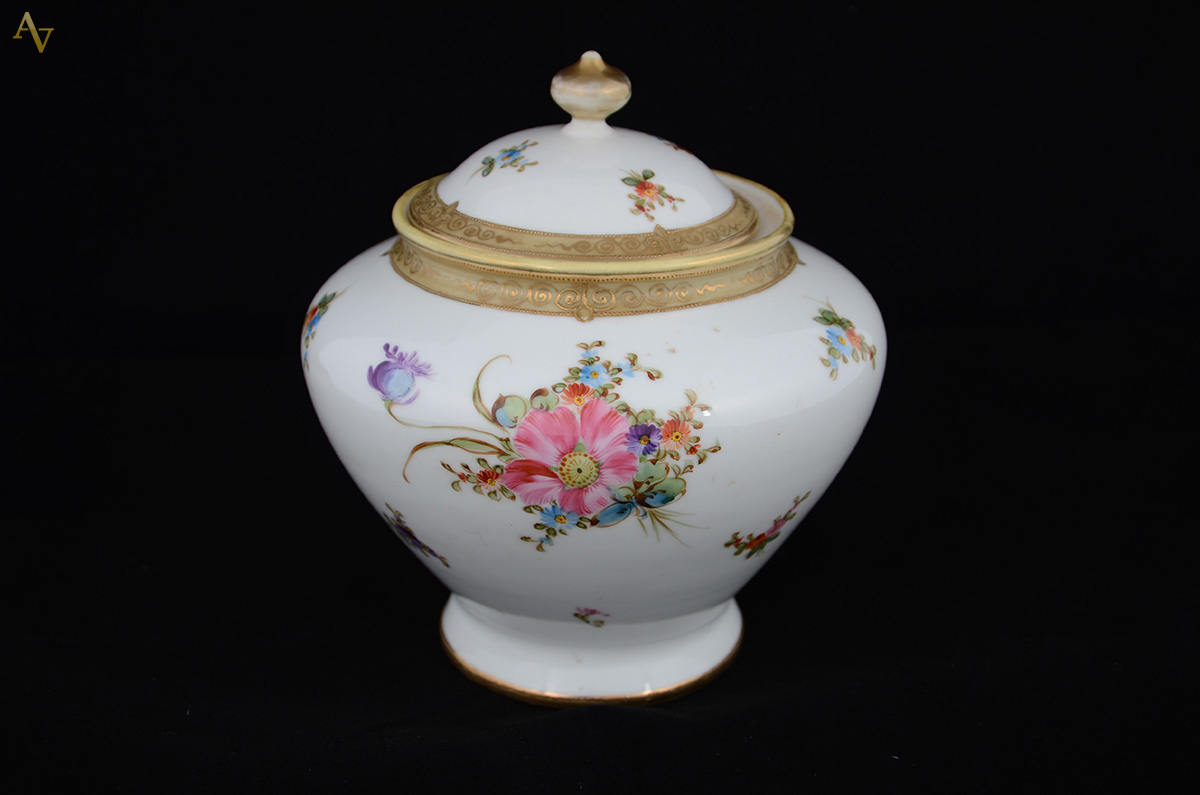 Potiche em porcelana Noritake floral. Altura: 19 cm