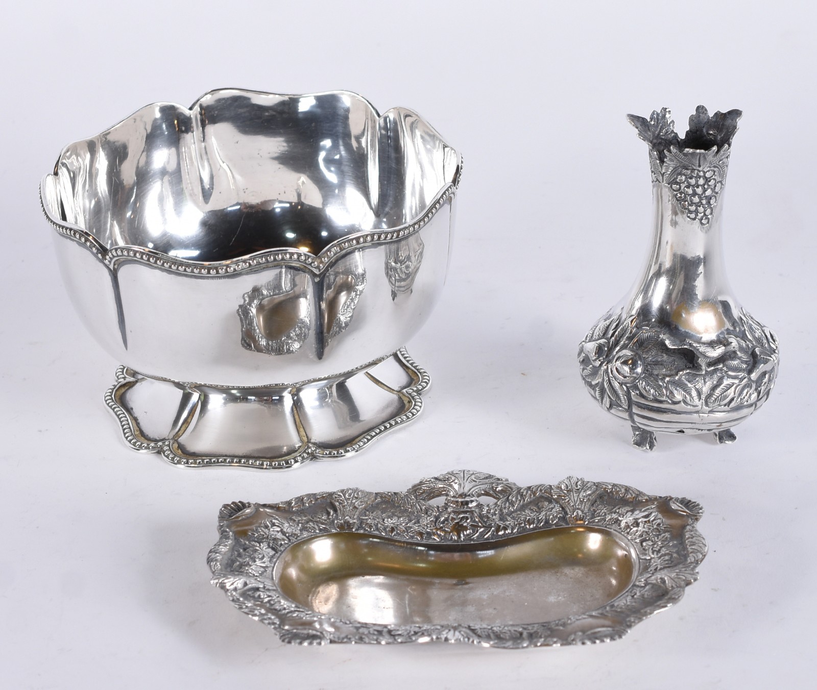 Três peças de prata de lei contrastada, sendo: bowl, vaso e salva... - foto 1 de 6