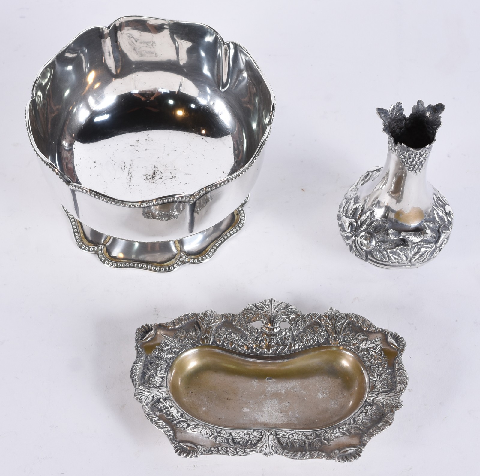 Três peças de prata de lei contrastada, sendo: bowl, vaso e salva... - foto 2 de 6