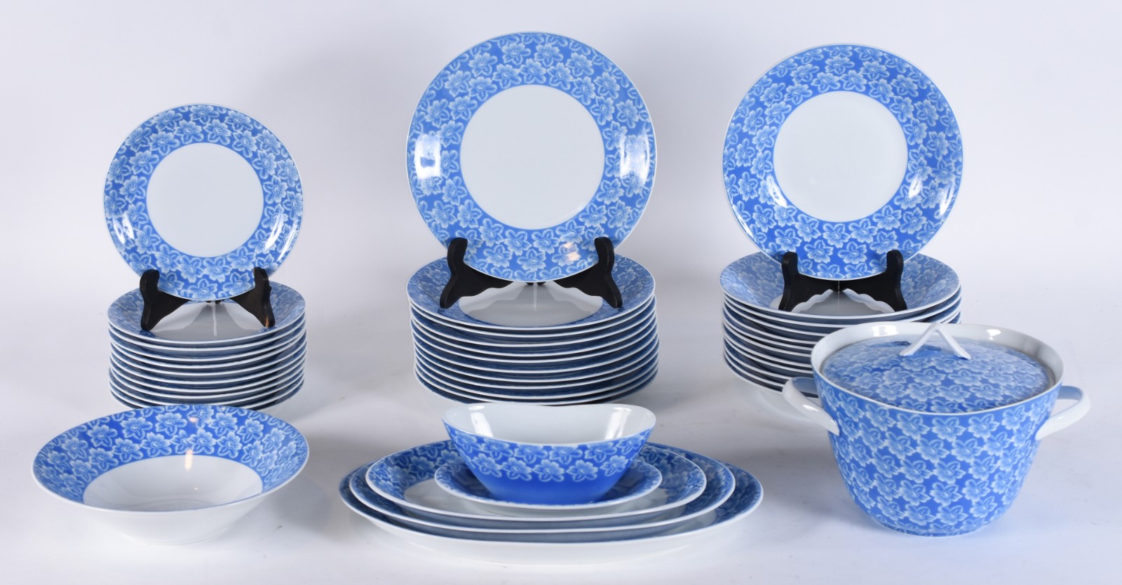 Aparelho de jantar de porcelana Steatita Paraná composto de: 12... - foto 1 de 5