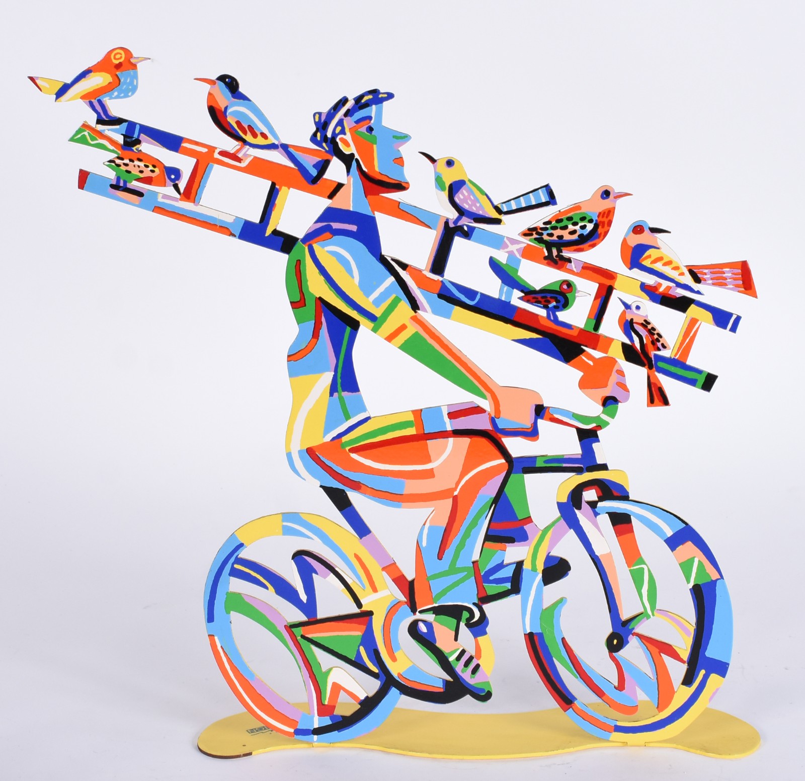 Escultura representando ciclista com pássaros. - foto 3 de 8