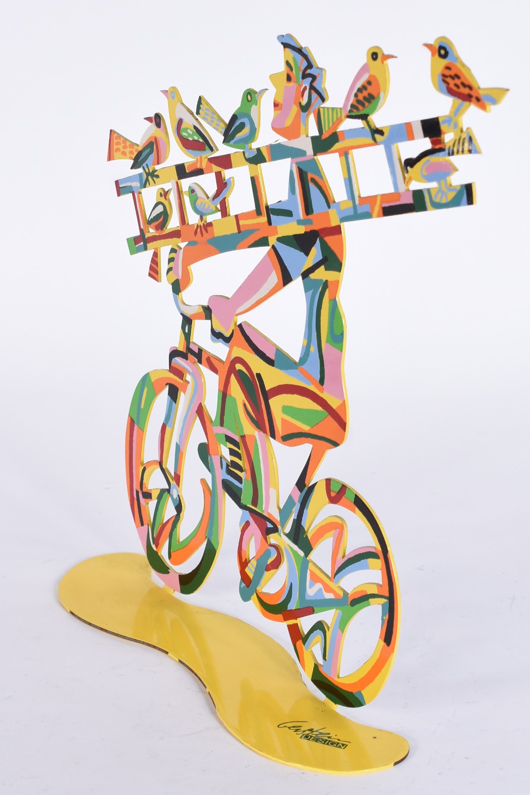Escultura representando ciclista com pássaros. - foto 4 de 8