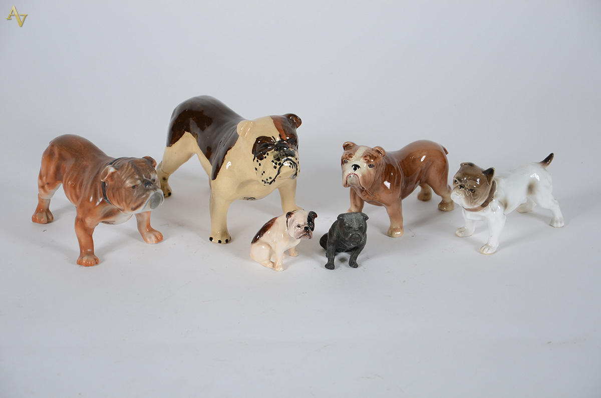 Coleção com 5 pequenas figuras de cachorros, sendo quatro de...