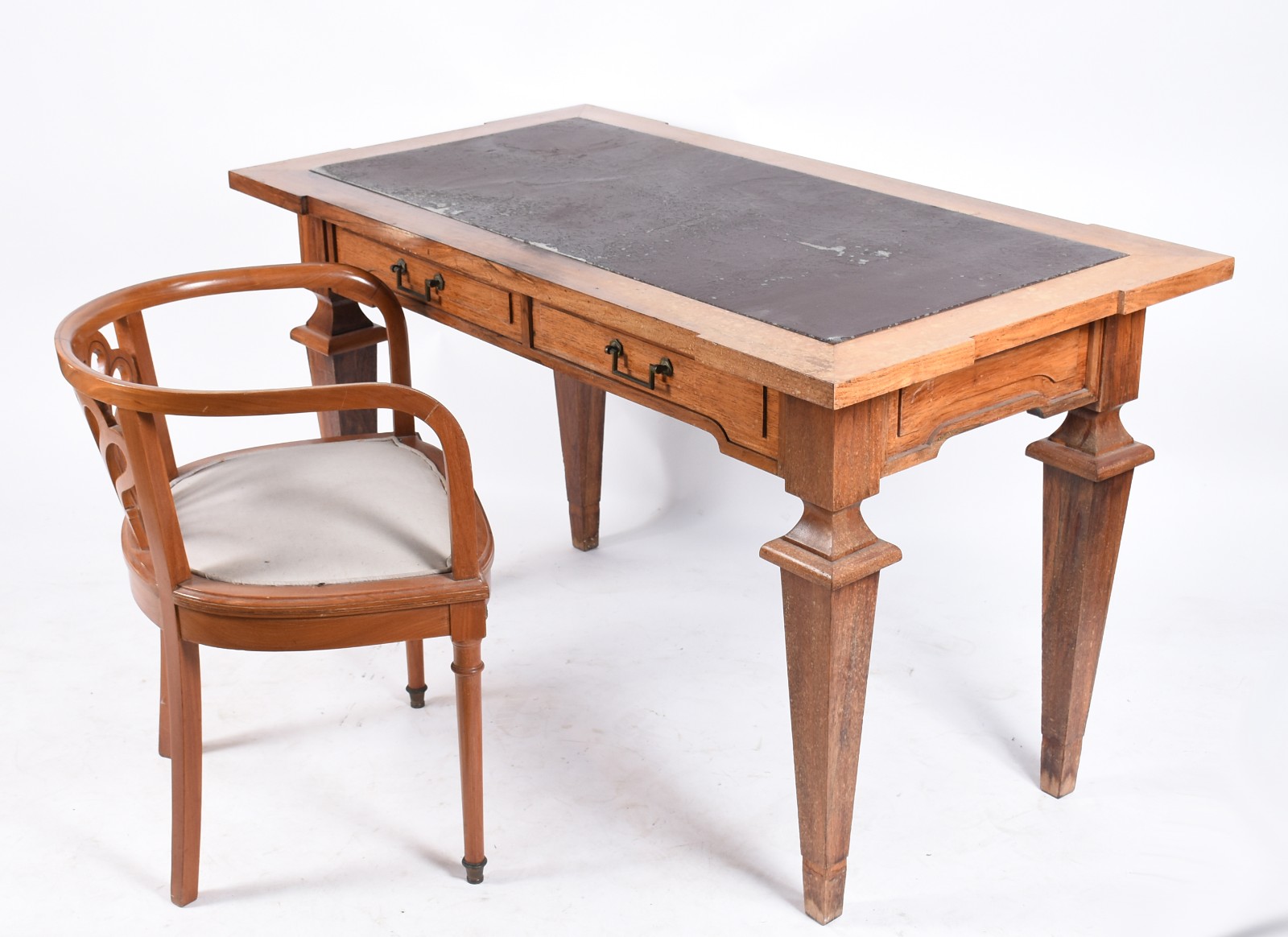 Mesa de escritório de madeira nobre com 2 gavetas e tampo de couro no... - foto 1 de 8