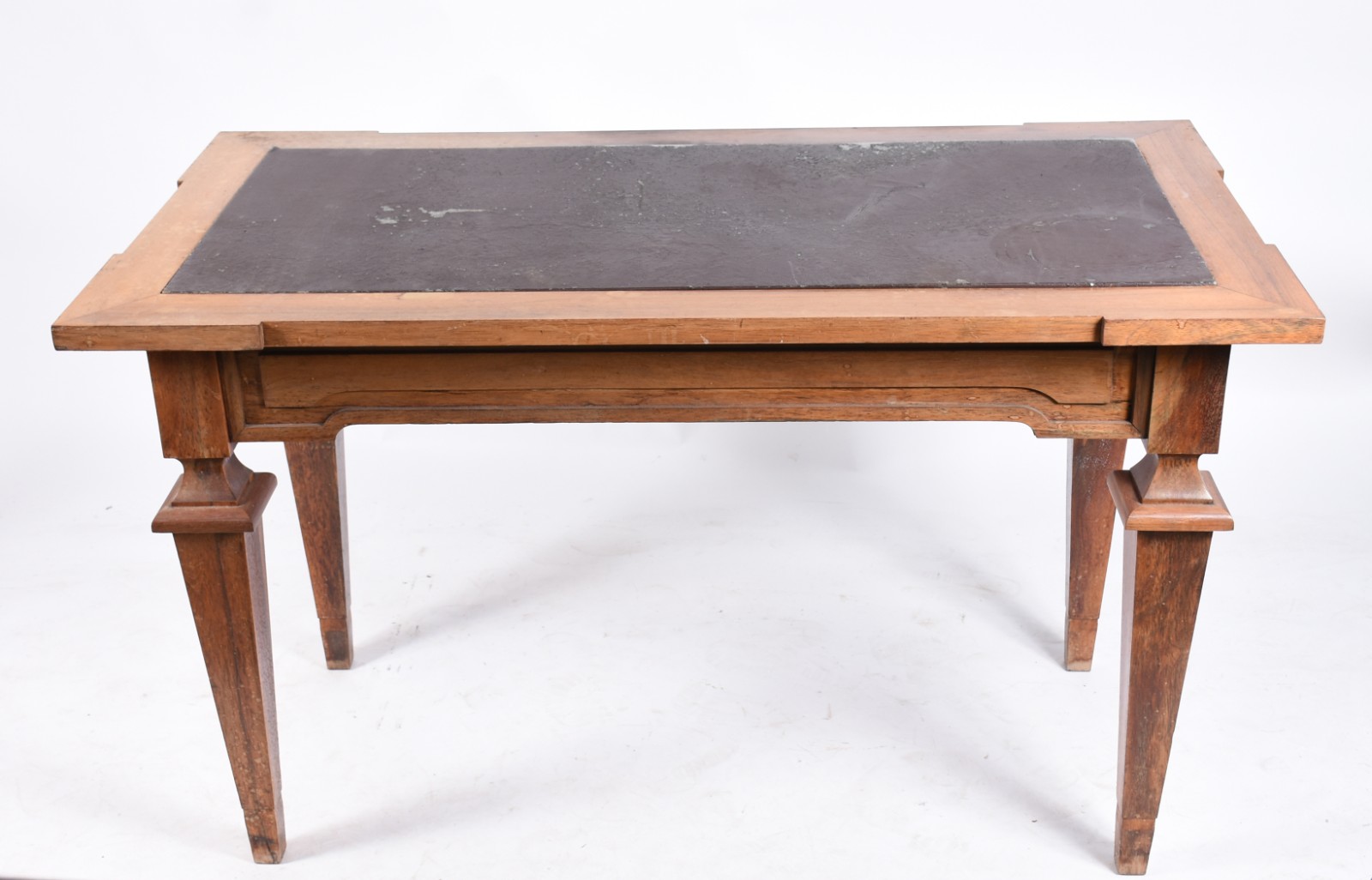 Mesa de escritório de madeira nobre com 2 gavetas e tampo de couro no... - foto 4 de 8