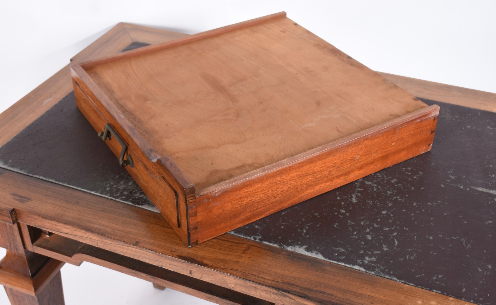 Mesa de escritório de madeira nobre com 2 gavetas e tampo de couro no... - foto 7 de 8