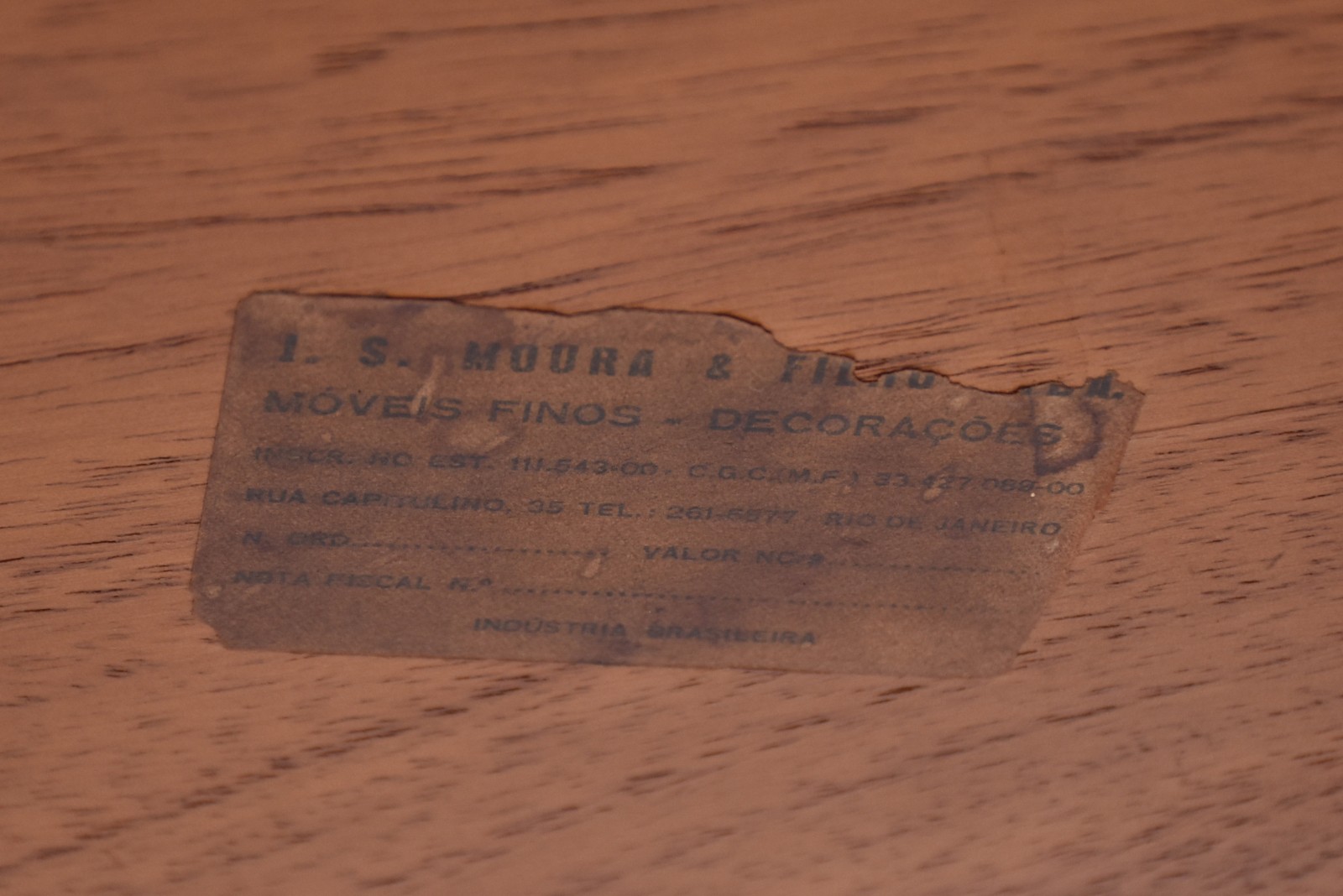 Mesa de escritório de madeira nobre com 2 gavetas e tampo de couro no... - foto 8 de 8