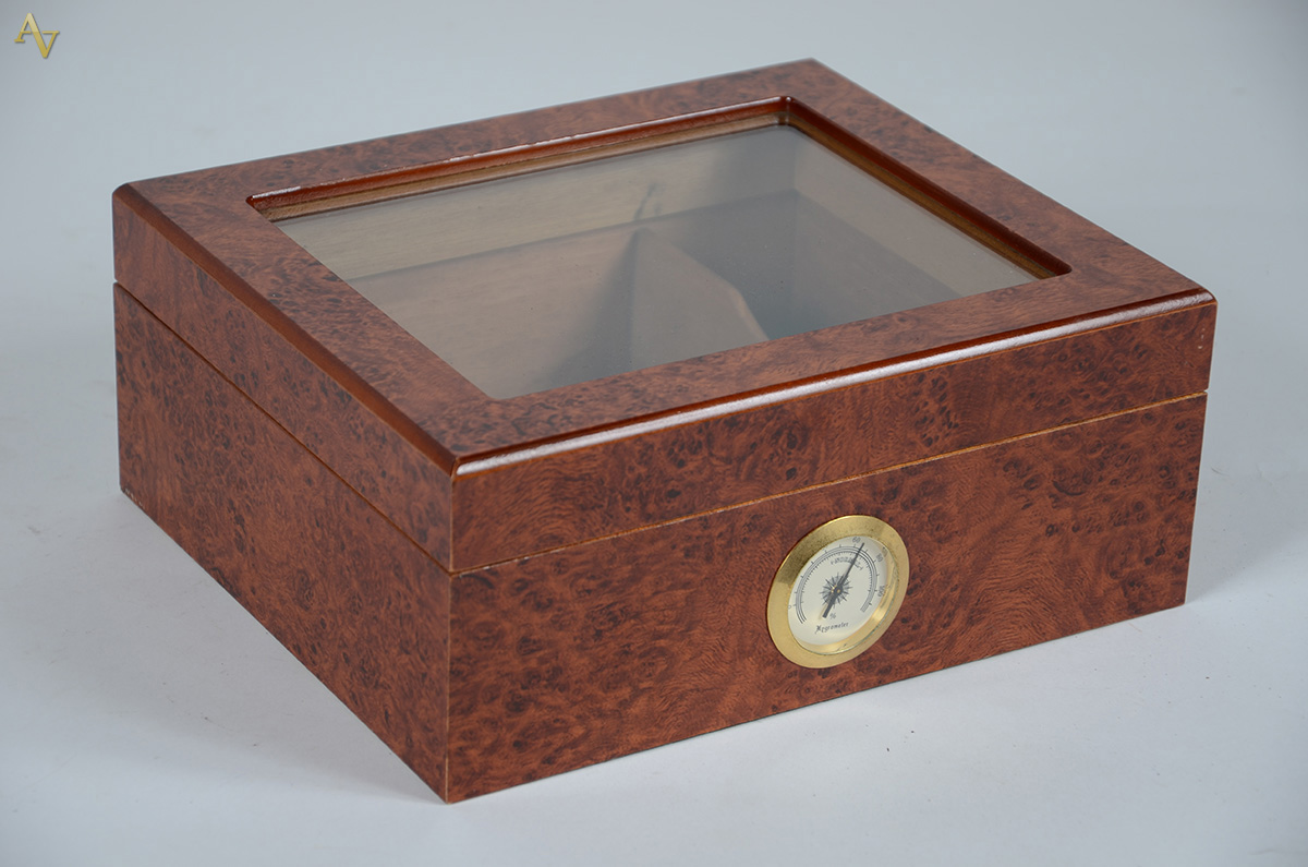 Caixa de charutos de rádica com tampa de vidro, med. 22 x 26 alt. 11... - foto 1 de 2